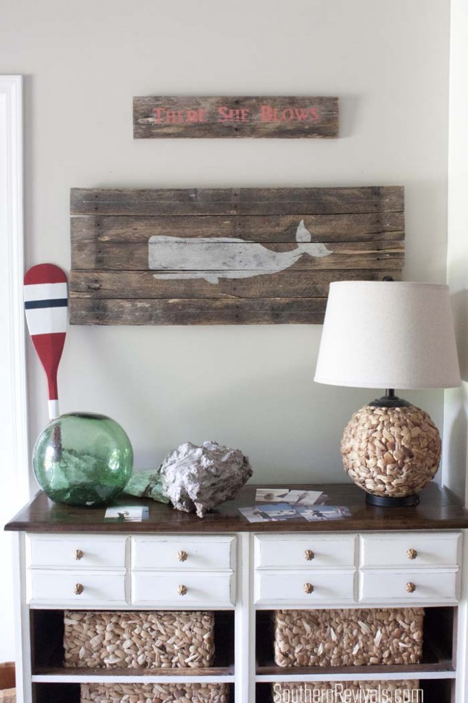 DIY Pallet Wood Photo Holder #nautical #whale #palletproject SouthernRevivals.com