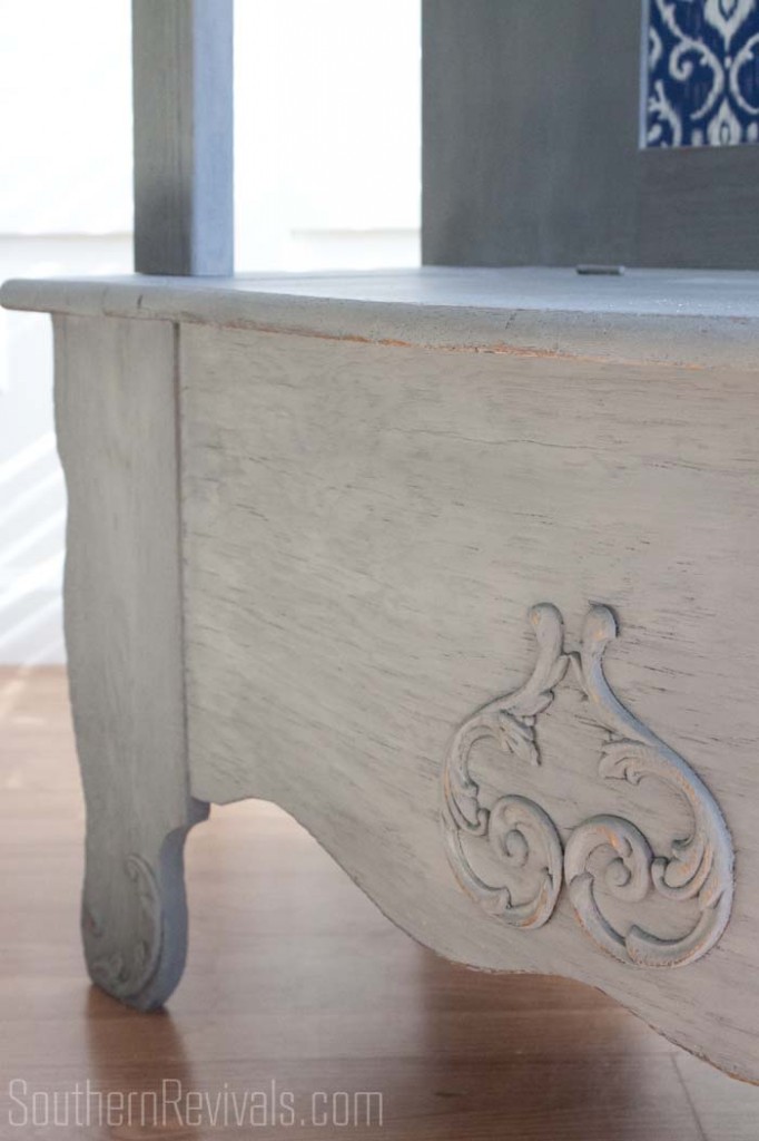 Outdated Hall Tree Bench Makeover #paintedfurniture #furnituremakeovers #southernrevivals SouthernRevivals.com