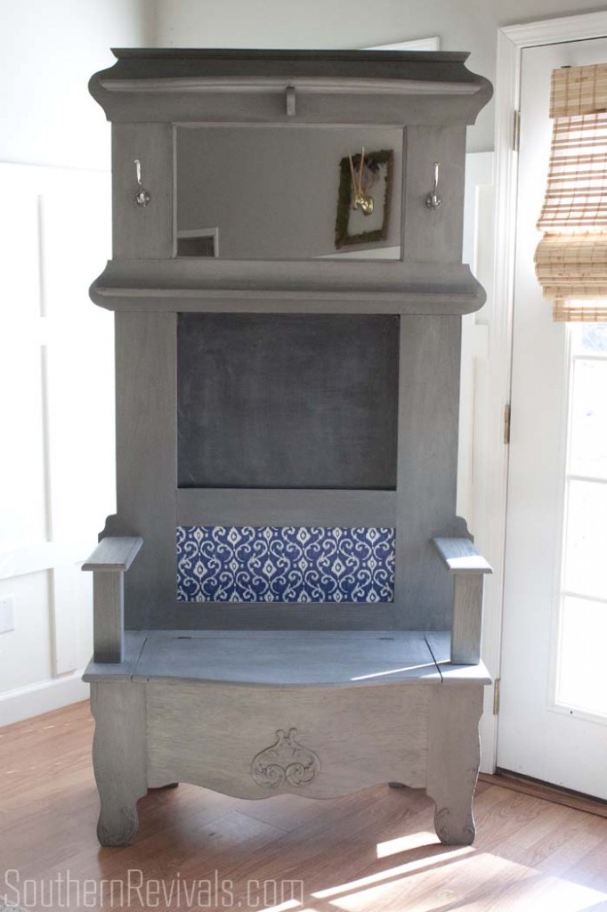 Outdated Hall Tree Bench Makeover #paintedfurniture #furnituremakeovers #southernrevivals SouthernRevivals.com