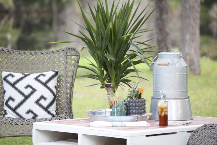 DIY Outdoor Pallet Coffee Table