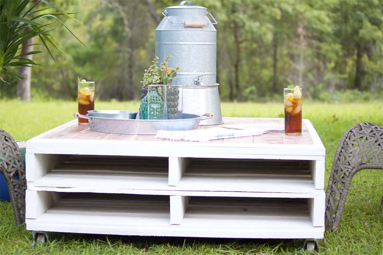 DIY Outdoor Pallet Coffee Table