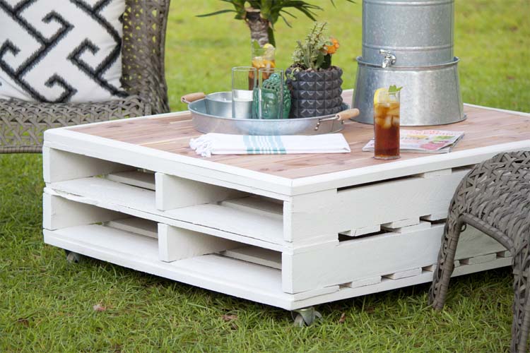 DIY Outdoor Pallet Coffee Table