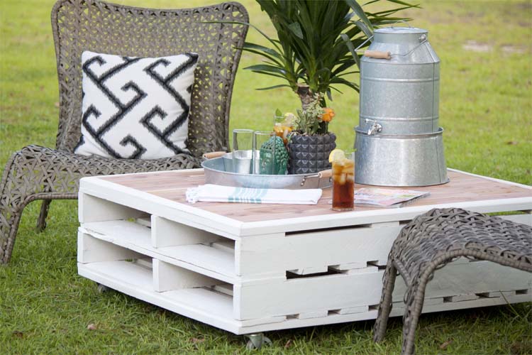 DIY Outdoor Pallet Coffee Table