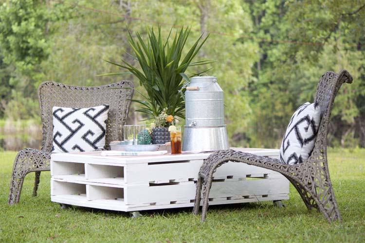 DIY Outdoor Pallet Coffee Table