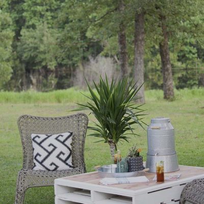 DIY Pallet Coffee Table Gets an Outdoor Makeover