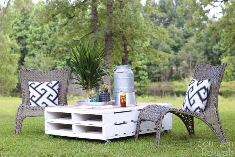 DIY Outdoor Pallet Coffee Table