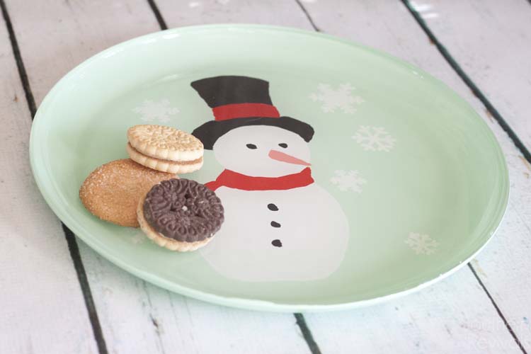 Super easy and oh so cute! If you have at least one hand and some paint brushes you can DIY your own Snowman Christmas Cookie Platter, too. Here's how!