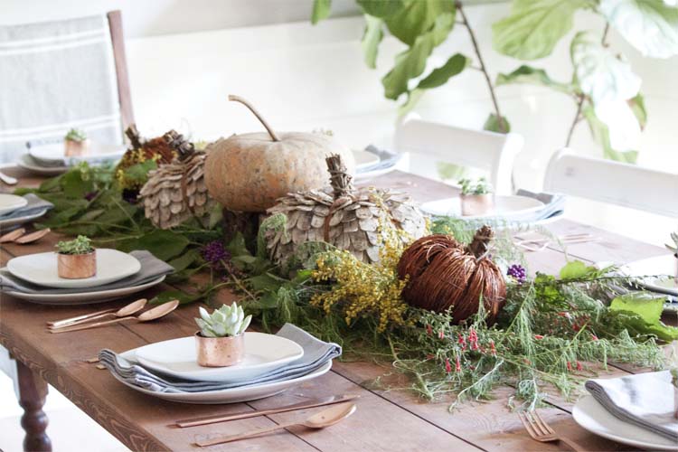 Farmhouse style | Farmhouse-Inspired Fall Table Decorations