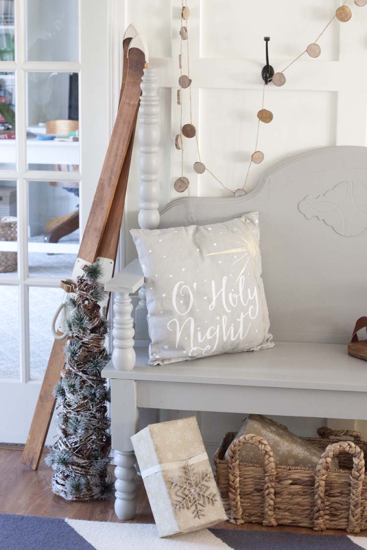 Farmhouse Christmas Entryway Styling Ideas