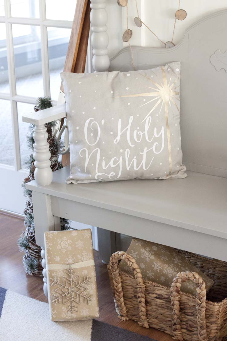 Farmhouse Christmas Entryway Styling Ideas