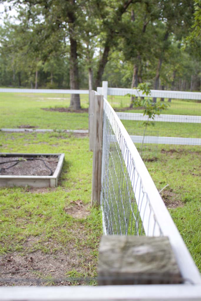 Farmhouse style DIY Garden Fence