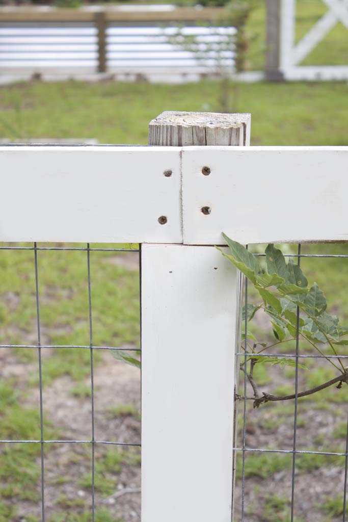 Farmhouse style DIY Garden Fence