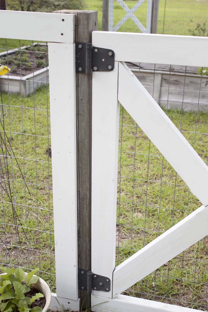 Farmhouse style DIY Garden Fence