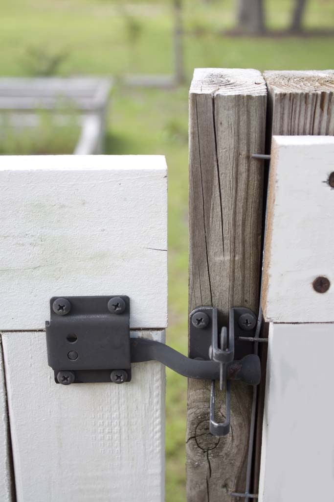 Farmhouse style DIY Garden Fence