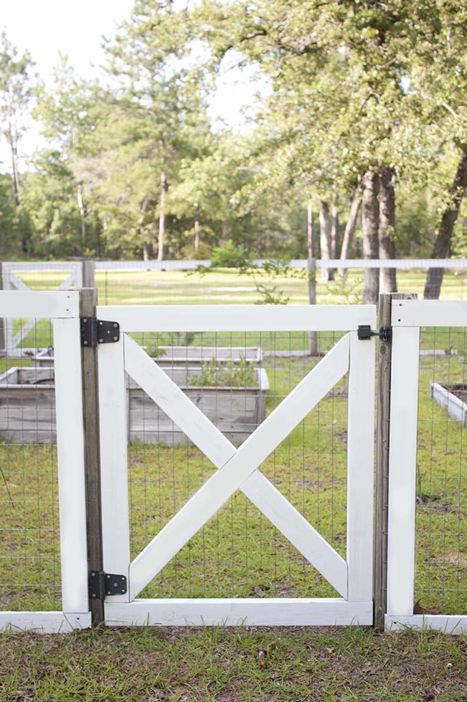 Farmhouse Style DIY Garden Fence - Southern Revivals Farmhouse Style Diy Garden Fence - Southern Revivals