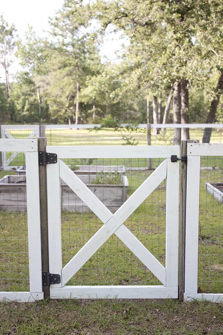 Farmhouse style DIY Garden Fence